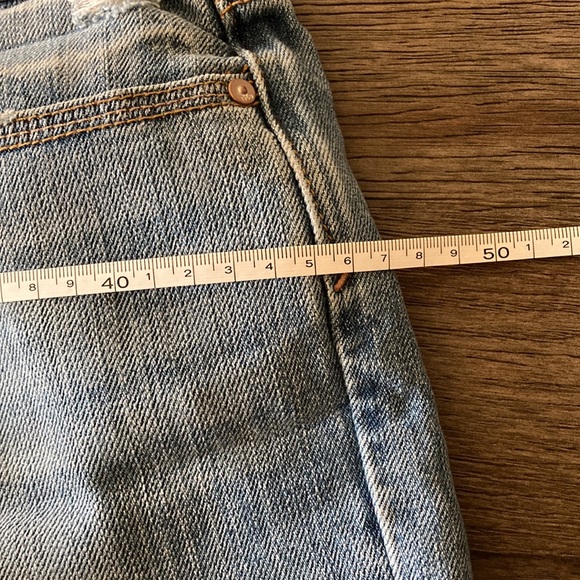 NWOT •GAP Sexy Boyfriend Distressed Denim Classic Jean Shorts • Mid Rise • HP🎉 - Picture 13 of 16